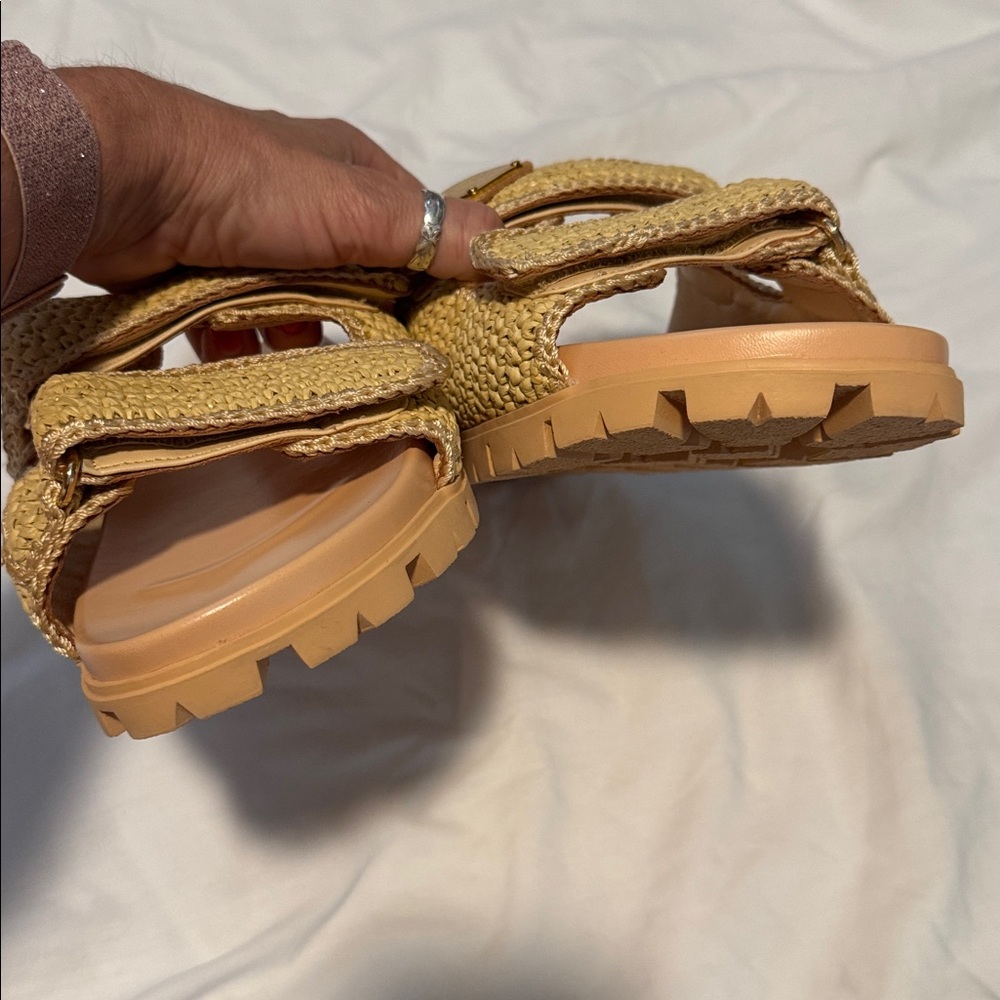 Prada Tan braided raffia Slide Sandals 7 - Picture 8 of 17
